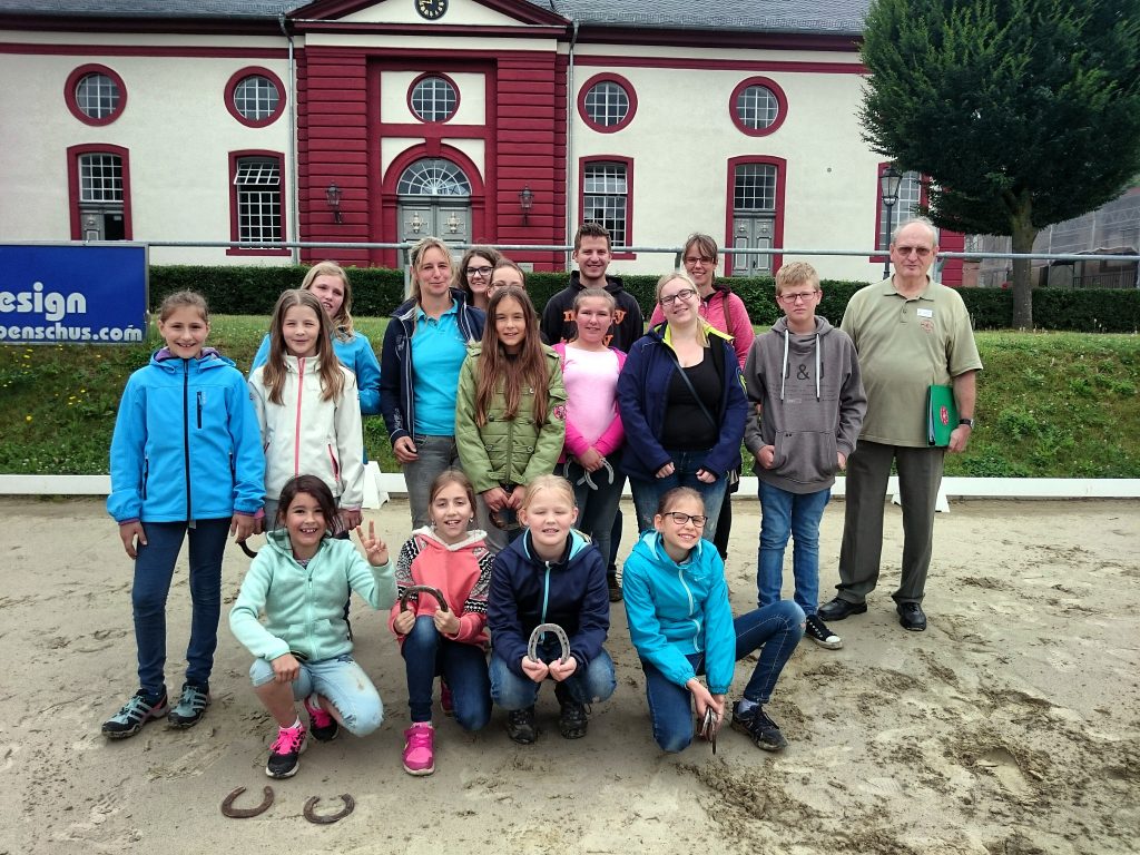 Die Teilnehmer der Ferienaktion vor dem Hessischen Landgestüt in Dillenburg.