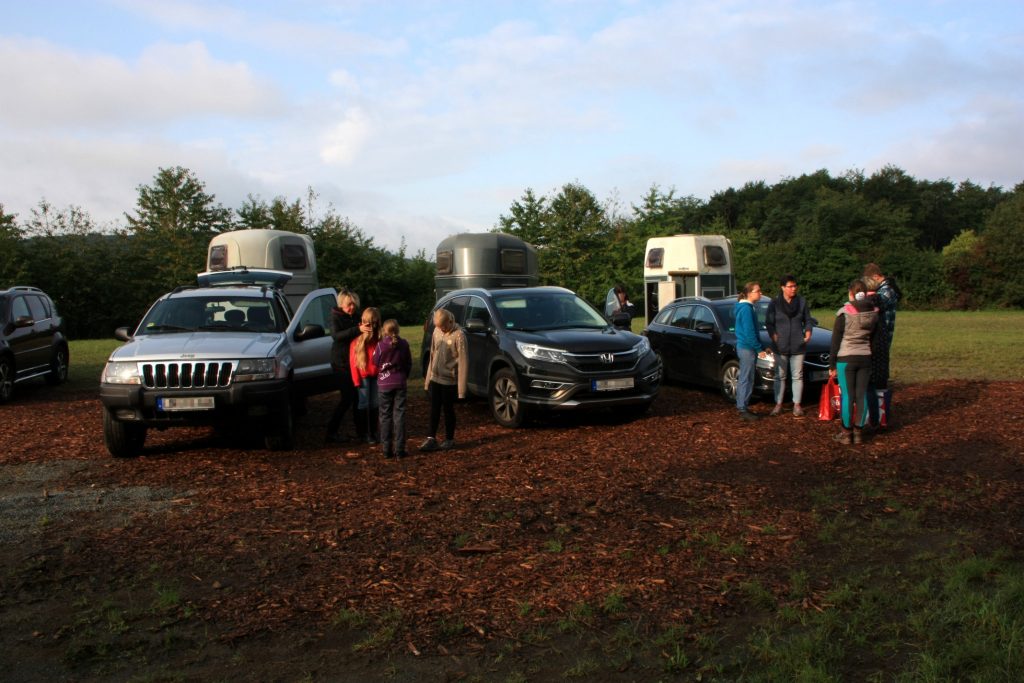 Drei Autos mit Pferdehängern