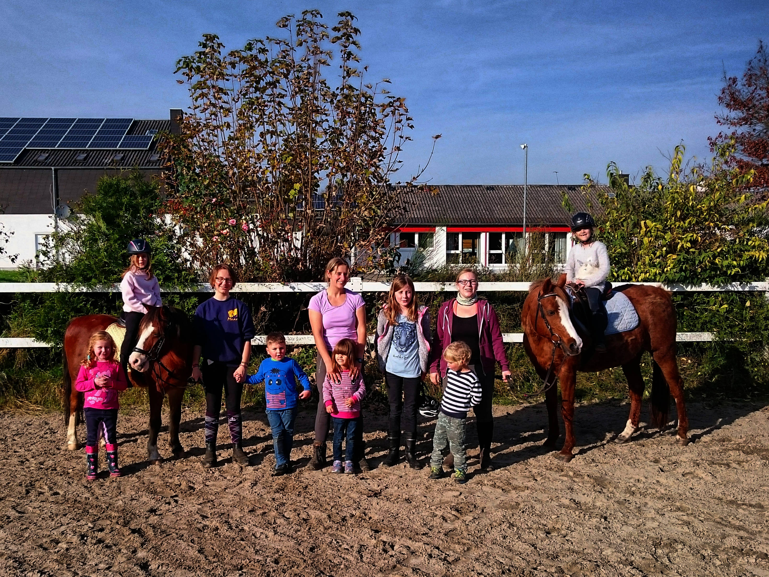 Die Teilnehmer des Ponylino-Clubs mit ihren Betreuerinnen Julia, Danni und Anna