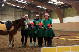 Kinder des Ponylino-Clubs mit Betreuerinnen und Pony Willi